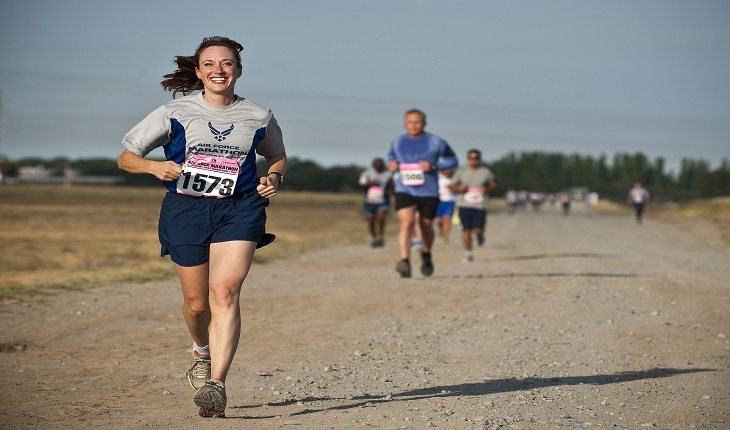 Mulher correndo maratona Água