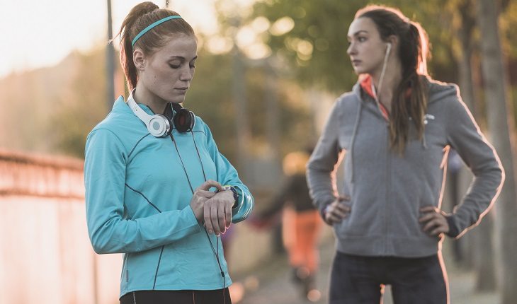 Mitos e verdades sobre a corrida. Mulher olhando relógio