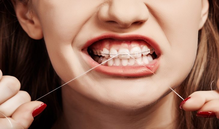 Pessoa passando fio dental Dicas para viver mais