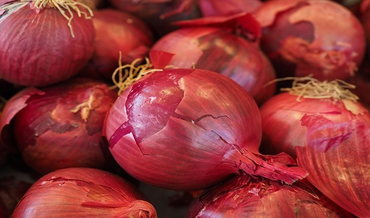 Imagem de uma cebola alimentos que clareiam os dentes