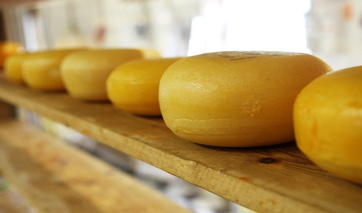 Imagem de um queijo alimentos que clareiam os dentes