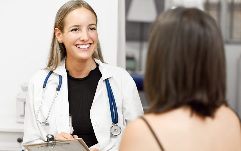 Saúde em dia: médica sorrindo, consulta