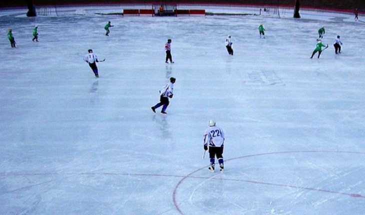 Pessoas jogando bandy esportes de inverno