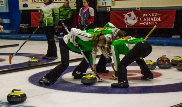 Pessoas praticando Curling esportes de inverno