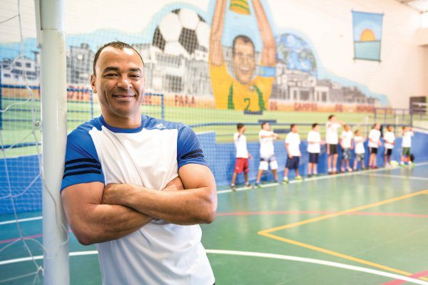 Longe dos gramados, Cafu se mantém em forma com a corrida