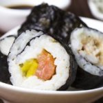 Culinária oriental: mitos e verdades. Na foto, um sushi em foco