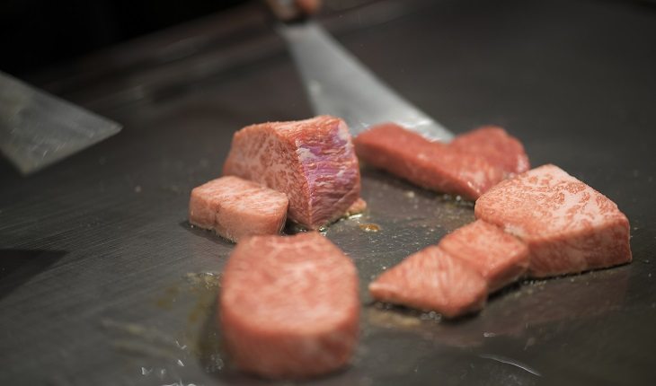 Culinária oriental: mitos e verdades. Na foto, uma carne feita para teppans