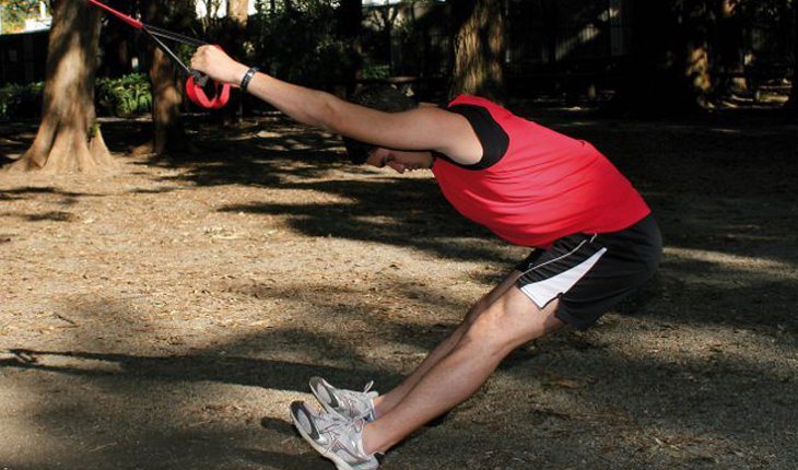 homem se alongando com uma fita alongamentos com fita