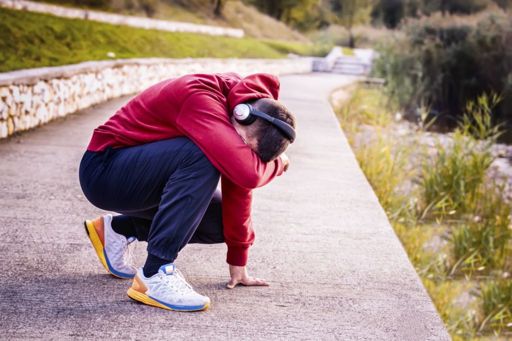 homem cansado depois da corrida. Corrida