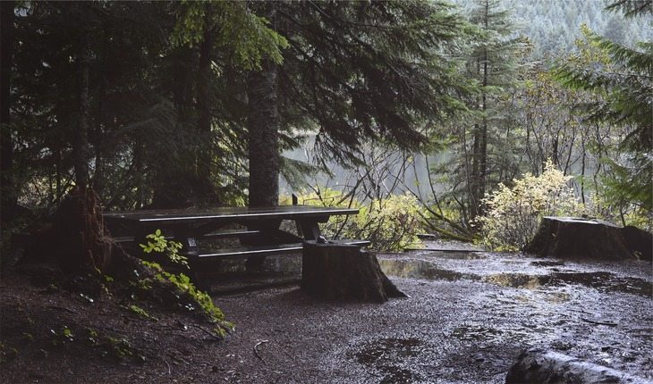 Camping molhado pela chuva acampar pela primeira vez