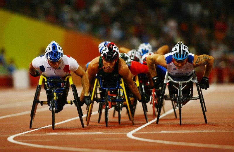 atletas em disputa de corrida em cadeiras de rodas