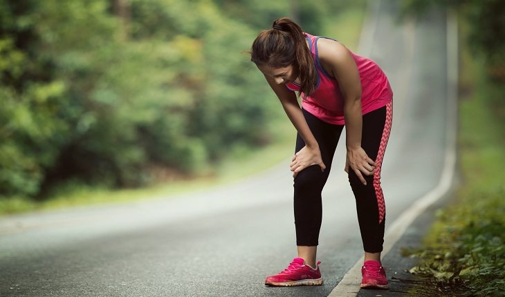 Mulher atleta de rua cansada dicas para a corrida de rua