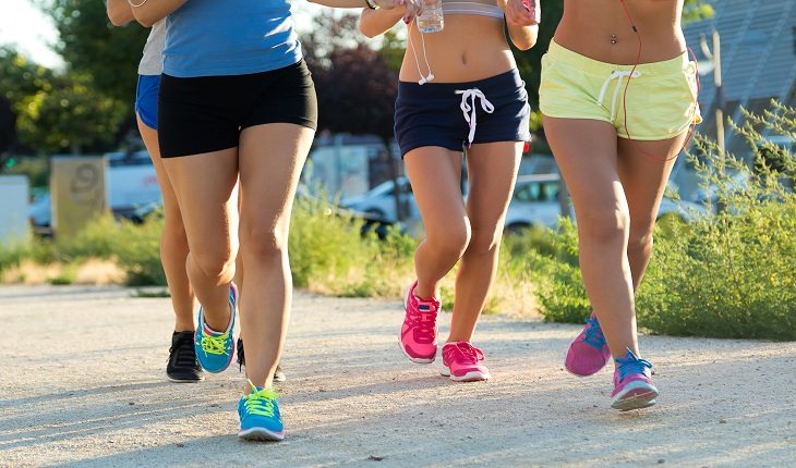 Mulheres em uma rua praticando corrida de rua dicas para a corrida de rua 2