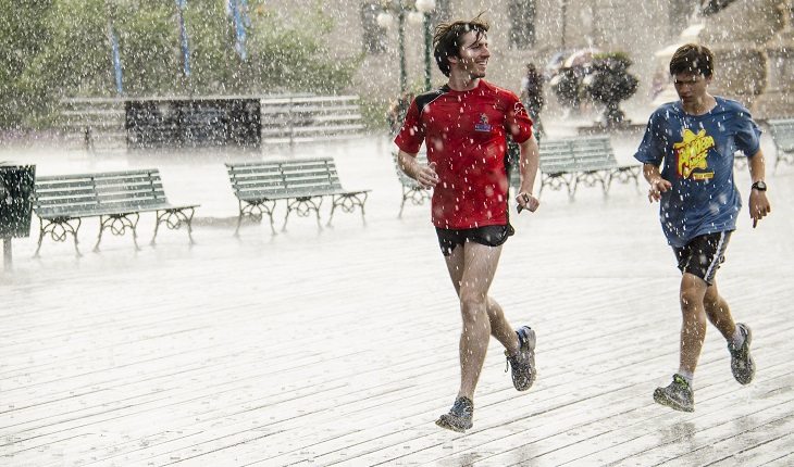 Motivos para a corrida entrar de vez na sua vida. Homens correndo na chuva