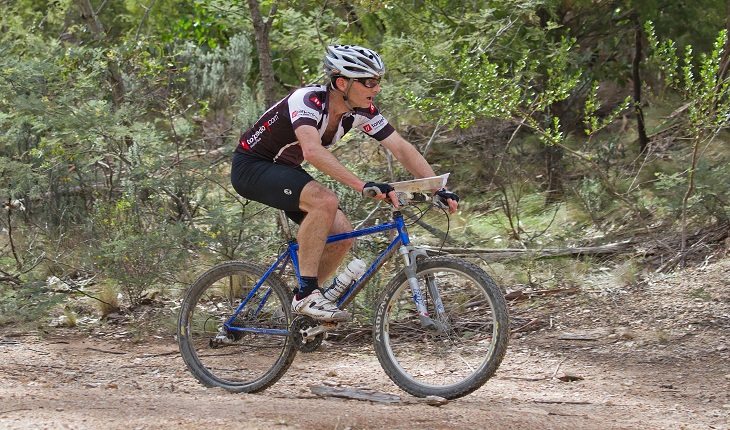 Pessoa praticando mountain bike