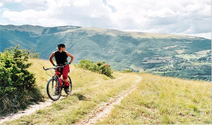 Pessoa praticando mountain bike