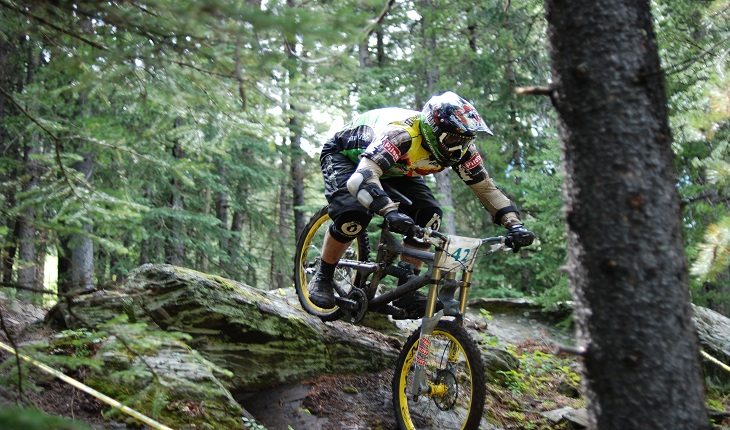 Pessoa praticando mountain bike