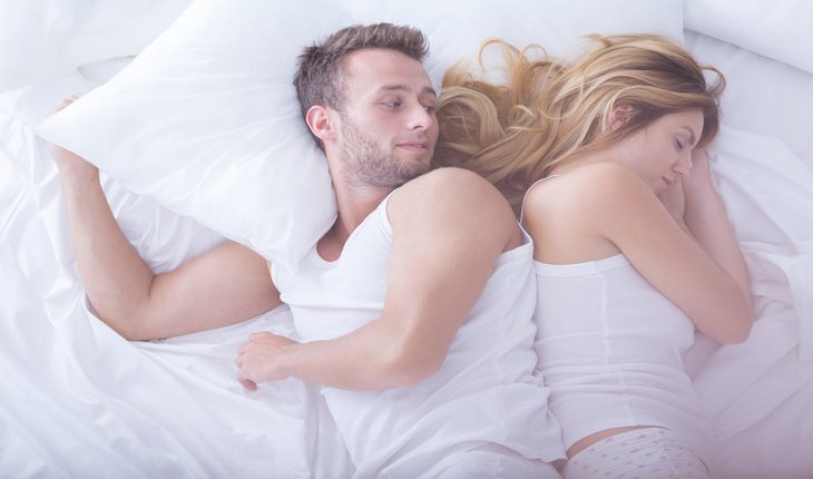 Imagem de um casal homem mulher deitados Dicas para dormir melhor