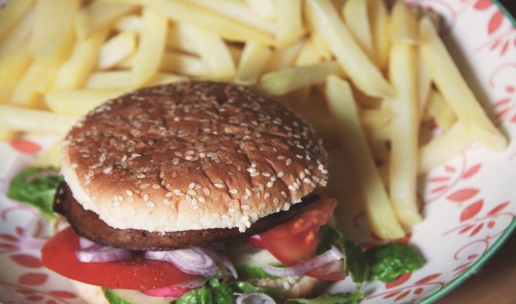 Imagem de um hamburguer com batatas fritas Dicas para dormir melhor