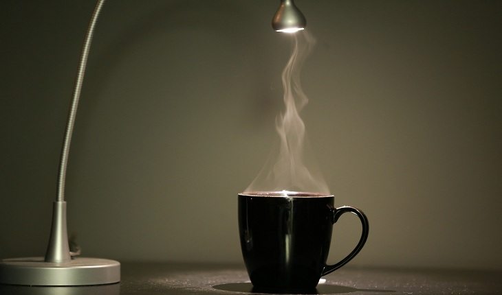 Xícara de café quente evitar antes de dormir