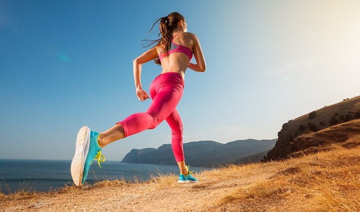 Dicas para aumentar massa muscular. Na foto, uma mulher correndo ao ar livre