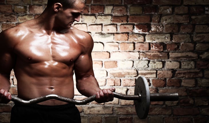 foto de um homem realizando exercícios para o bíceps