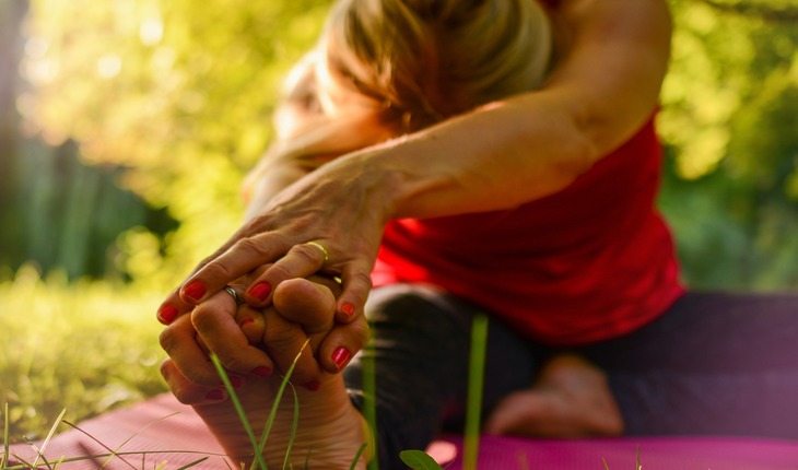 mulher se alongando dicas para-se preparar para uma prova