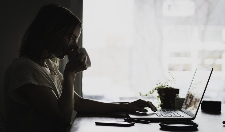 mulher em frente a um notebook tomando café dicas para-se preparar para uma prova