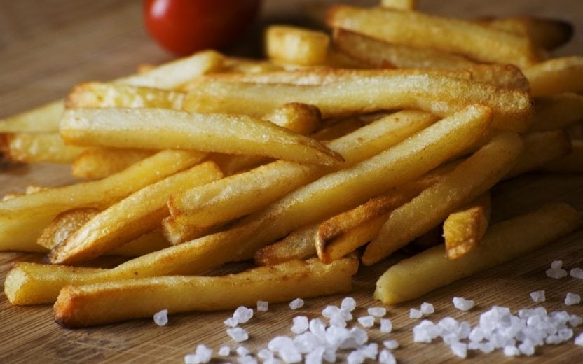 batatas fruitas e sal fritura