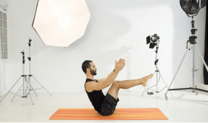 Homem fazendo posições de Yoga posturas de yoga