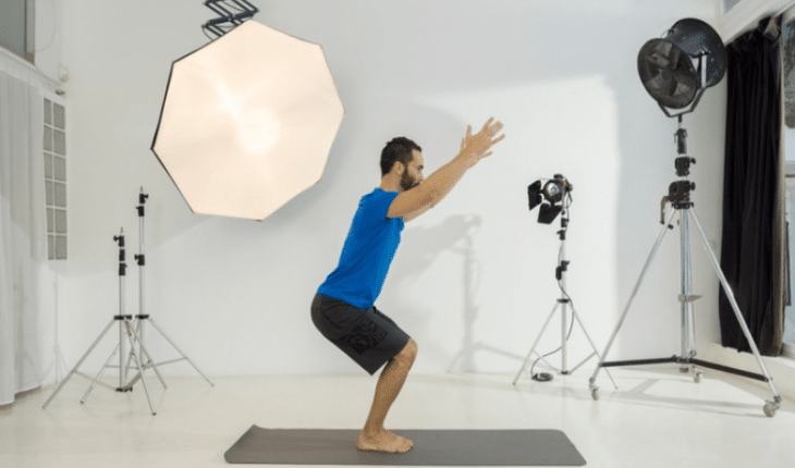 Homem fazendo posições de Yoga posturas de yoga