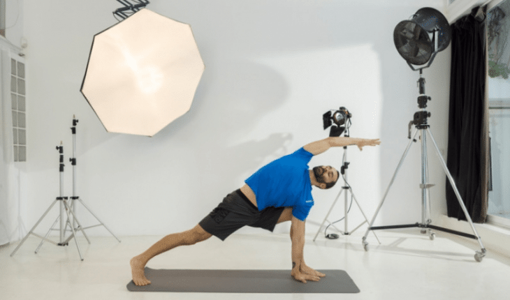 Homem fazendo posições de Yoga posturas de yoga