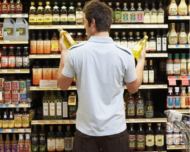 homem em um supermercado escolhendo produtos vida saudável