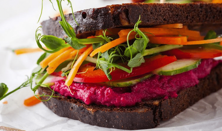 Como fazer um sanduíche vegetariano saboroso e completo
