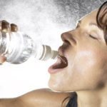 Mulher bebendo água perigos-dos-suplementos-alimentares-8-
