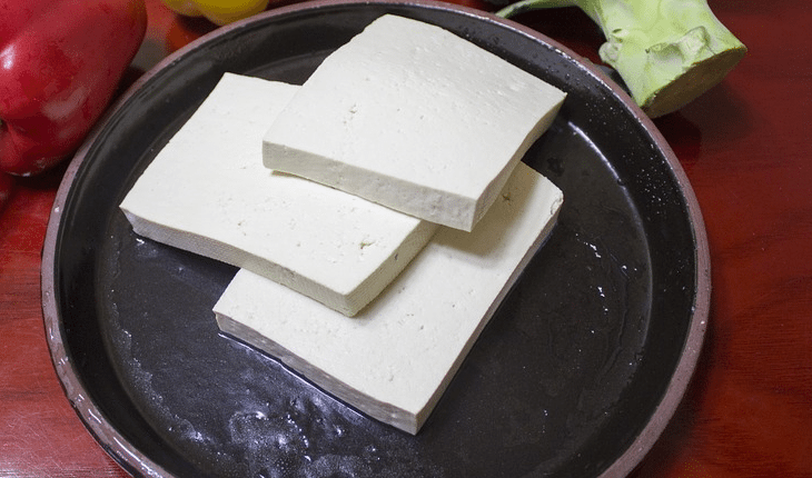 Lanches naturais: sanduíche com tofu. Na foto, um prato com pedaços de tofu