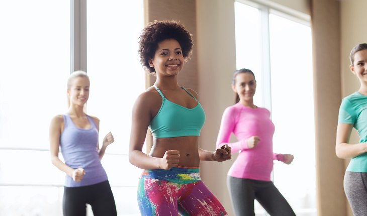 Atividades físicas indicadas para pessoas com hemofilia: dança. Na foto, três mulheres dançando.