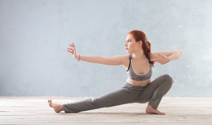 Atividades físicas indicadas para pessoas com hemofilia: tai chi chuan. Na foto, mulher com postura de tai chi chuan