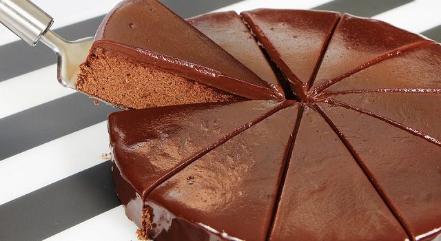 Vontade de comer doces? Na foto, um bolo de chocolate com cobertura de chocolate, cortado em pedaços