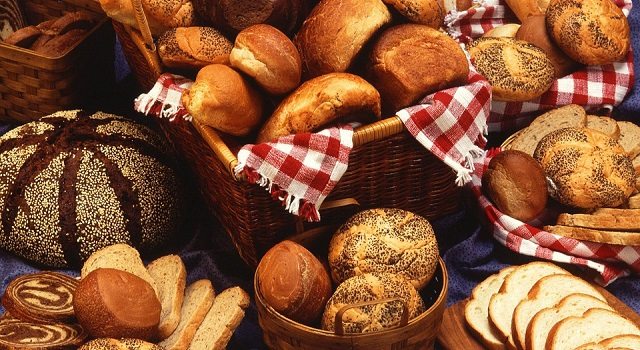 Cortar carboidrato à noite ajuda a emagrecer? Nutricionista esclarece que não. Na foto, cestas com pães e bolos.