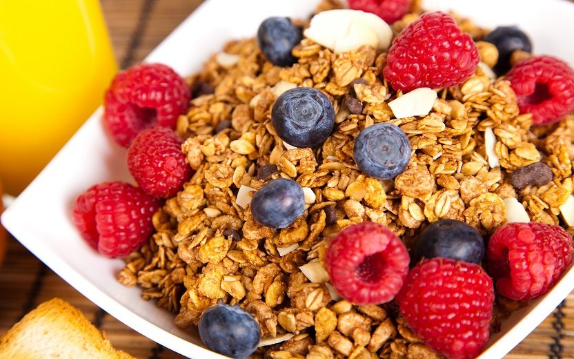 prato de cereal com mirtilo e framboesa, uma das receitas fitness pré-treino