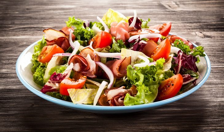 Dicas para evitar erros na alimentação: prato de salada variado e saudável