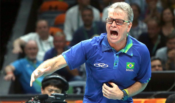 Bernardinho durante partida da seleção brasileira de vôlei masculino