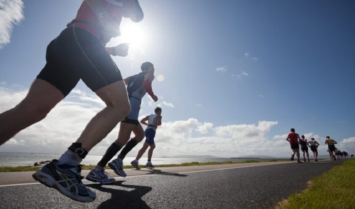 Maratonistas correm em estrada e mostram como correr cinco quilômetros