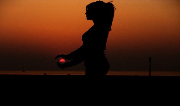 mulher meditando no por do sol Dia Mundial do coração