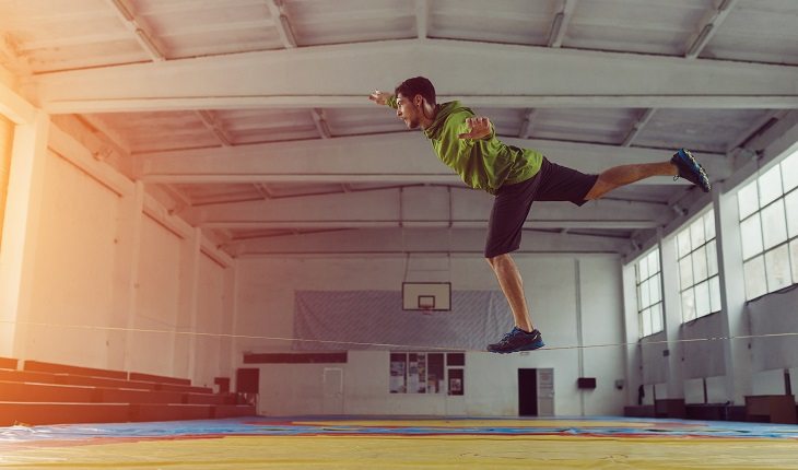 Slackline: homem equilibrado