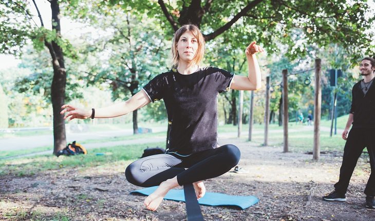 Slackline: mulher equilibrada sentada