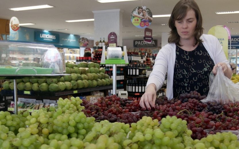 mulher ealizando compras de frutas em supermercado Alimentação Saudável