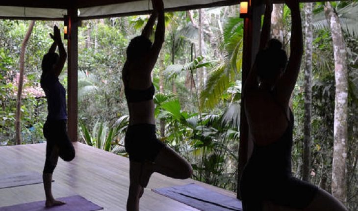 Entre os hostels para praticar yoga no Brasil está o Trindade Sea e Forest Hostel