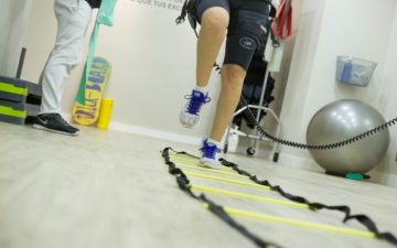 Imagem das pernas de uma pessoa em uma sessão de fisioterapia realizando exercícios. Atividades Físicas